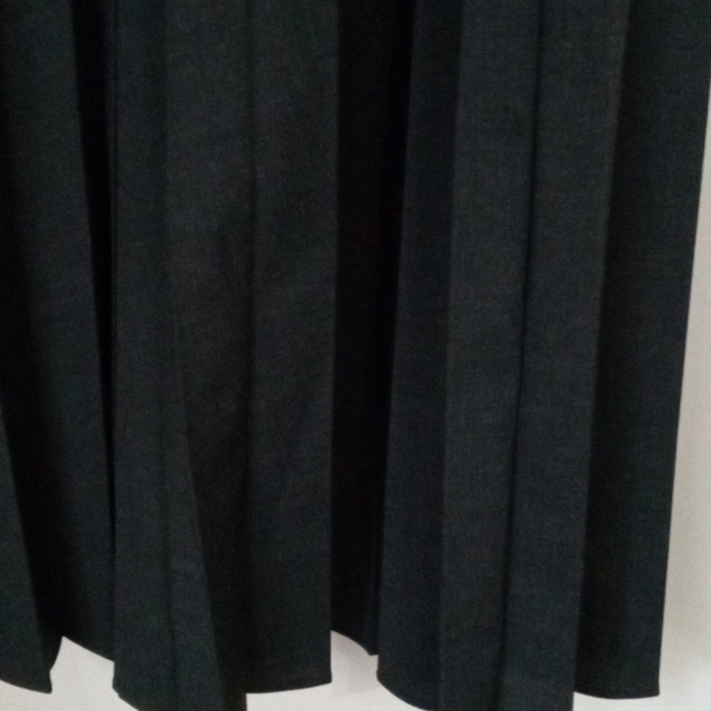 Uniqlo size Medium women's accordion pleated skirt charcoal grey. - Picture 2 of 6